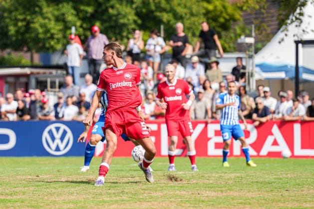 DFB-Pokal: Bahlinger SC vs 1. FC Magdeburg, 22.08.2026 Laurin Tost (Bahlinger SC, 5) der beim 0:1 den Ball nicht bekommt Tor durch Mateusz Å»ukowski (1. FC Magdeburg, 22) DFB-Pokal: Bahlinger SC vs 1. FC Magdeburg, Kaiserstuhlstadion, 22.08.2026 DFB DFL REGULATIONS PROHIBIT ANY USE OF PHOTOGRAPHS AS IMAGE SEQUENCES AND OR QUASI-VIDEO. *** DFB Cup: Bahlinger SC vs. 1 FC Magdeburg, August 22, 2026: Laurin Tost (Bahlinger SC), No. 5, fails to get the ball on the 0–1 play; goal scored by Mateusz Zukowski (1 FC Magdeburg), 22nd minute. DFB Cup: Bahlinger SC vs. 1 FC Magdeburg, Kaiserstuhlstadion, August 22, 2026 DFB DFL regulations prohibit any use of photographs as image sequences and or quasi-video Copyright: xBEAUTIFULxSPORTS Boscox