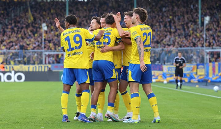 Max Marie jubelt nach Tor zum 1:0 mit Teamkollegen Freude Fußball Fussball DFB Pokal 1. Runde Saison 2026 2027 23.08.2026 Eintracht Braunschweig BTSV vs. 1.FC Union Berlin FCU DFL regulations prohibit any use of photographs as image sequences and or quasi-video *** Max Marie celebrates with teammates after scoring the 1-0 goal. Joy. Soccer. Soccer. DFB Cup, First Round, 2026–2027 Season, August 23, 2026. Eintracht Braunschweig (BTSV) vs. 1. FC Union Berlin (FCU). DFL regulations prohibit any use of photographs as image sequences and or quasi-video