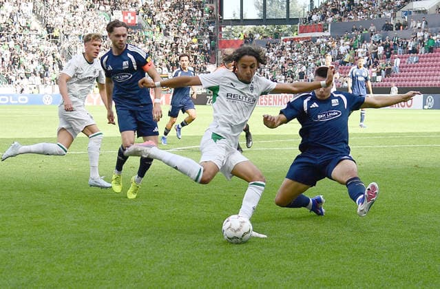 23.08.2026, xhbx, Fussball DFB Pokal 1.Runde, TSV Schott Mainz - Borussia Mönchengladbach v.l. Cael Mohya (Borussia Mönchengladbach), Maurizio Robotta (TSV Schott Mainz) Mainz *** August 23, 2026, xhbx, Soccer DFB Cup First Round, TSV Schott Mainz vs. Borussia Mönchengladbach, Cael Mohya (Borussia Mönchengladbach), Maurizio Robotta (TSV Schott Mainz), Mainz