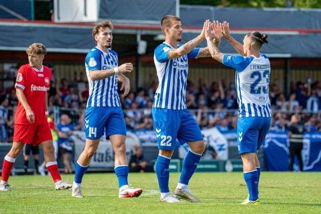 23.08.2026, xdaymx, Fussball DFB Pokal 1.Runde, Bahlinger SC - 1.FC Magdeburg v.l. Reitz, Tony (Magdeburg), Zukowski, Mateusz (Magdeburg) und Atik, Baris (Magdeburg) bejubeln das frühe 1:0 von Zukowski, Mateusz (Magdeburg) (DFL DFB REGULATIONS PROHIBIT ANY USE OF PHOTOGRAPHS as IMAGE SEQUENCES and or QUASI-VIDEO) Bahlingen *** August 23, 2026, xdaymx, Soccer DFB Cup 1st Round, Bahlinger SC 1 vs. FC Magdeburg v l Reitz, Tony Magdeburg, Zukowski, Mateusz Magdeburg and Atik, Baris Magdeburg celebrate Zukowski’s early 1–0 goal; Mateusz Magdeburg. DFL and DFB regulations prohibit any use of photographs as image sequences and or quasi-video. Bahlingen
