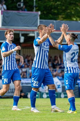 23.08.2026, xdaymx, Fussball DFB Pokal 1.Runde, Bahlinger SC - 1.FC Magdeburg v.l. Reitz, Tony (Magdeburg), Zukowski, Mateusz (Magdeburg) und Atik, Baris (Magdeburg) bejubeln das frühe 1:0 von Zukowski, Mateusz (Magdeburg) (DFL DFB REGULATIONS PROHIBIT ANY USE OF PHOTOGRAPHS as IMAGE SEQUENCES and or QUASI-VIDEO) Bahlingen *** August 23, 2026, xdaymx, Soccer DFB Cup 1st Round, Bahlinger SC 1 vs. FC Magdeburg v l Reitz, Tony Magdeburg, Zukowski, Mateusz Magdeburg and Atik, Baris Magdeburg celebrate Zukowski’s early 1–0 goal; Mateusz Magdeburg. DFL and DFB regulations prohibit any use of photographs as image sequences and or quasi-video. Bahlingen