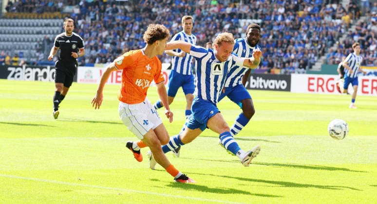 Jena - Darmstadt DFB Pokal Jena, 23.08.2026, Ernst-Abbe-Sportfeld, Fussball, DFB-Pokal, 1.Hauptrunde , FC Carl Zeiss Jena vs. SC Darmstadt 98 , Im Bild von links: Manolo Merx ( 48, Darmstadt), Nils Butzen (26, Jena). , Nur zur redaktionellen Nutzung. Only editorial use. , DFB regulations prohibit any use of photographs as image sequences and or quasi-video. , *** Jena Darmstadt DFB Cup Jena, August 23, 2026, Ernst Abbe Sportfeld, Soccer, DFB Cup, 1st Round, FC Carl Zeiss Jena vs. SC Darmstadt 98, Pictured from left: Manolo Merx 48, Darmstadt, Nils Butzen (26), Jena, For editorial use only, DFB regulations prohibit any use of photographs as image sequences and or quasi-video, Picture Point