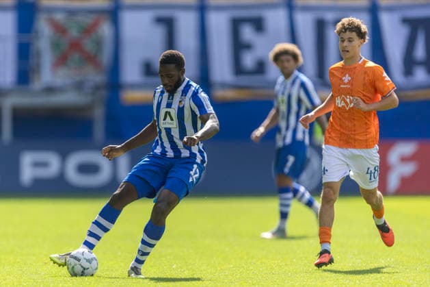 GER, Jena, Fussball, DFB-Pokal, 1. Hauptrunde, FC Carl-Zeiss Jena vs. SV Darmstadt 98 im Bild v.l.: Malik Talabidi (FC Carl-Zeiss Jena 12), Aktion mit Ball 22.08.2026, EINS Erzgebirgsstadion Aue DFB REGULATIONS PROHIBIT ANY USE OF PHOTOGRAPHS AS IMAGE SEQUENCES AND OR QUASI-VIDEO, *** GER, Jena, Soccer, DFB Cup, 1st Round, FC Carl Zeiss Jena vs. SV Darmstadt 98; pictured from left: Malik Talabidi (FC Carl Zeiss Jena 12), in action with the ball, August 22, 2026, EINS Erzgebirgsstadion, Aue. DFB regulations prohibit any use of photographs as image sequences and or quasi-video, Copyright: HMBxMedia PaulxFritz