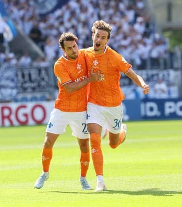 Jena - Darmstadt DFB Pokal Jena, 23.08.2026, Ernst-Abbe-Sportfeld, Fussball, DFB-Pokal, 1.Hauptrunde , FC Carl Zeiss Jena vs. SC Darmstadt 98 , Im Bild: Tor für Darmstadt. Milan Smit ( 36, Darmstadt) trifft zum 0:1 und jubelt mit den Teamkollegen. Christopher Lannert ( 28, Darmstadt). , Nur zur redaktionellen Nutzung. Only editorial use. , DFB regulations prohibit any use of photographs as image sequences and or quasi-video. , *** Jena vs. Darmstadt, DFB Cup, Jena, August 23, 2026, Ernst Abbe Sportfeld, Soccer, DFB Cup, First Round, FC Carl Zeiss Jena vs. SC Darmstadt 98, Pictured: Milan Smit scores for Darmstadt in the 36th minute, Darmstadt scores to make it 0–1 and celebrates with teammate Christopher Lannert (No. 28), Darmstadt, For editorial use only, DFB regulations prohibit any use of photographs as image sequences and or quasi-video, Picture Point