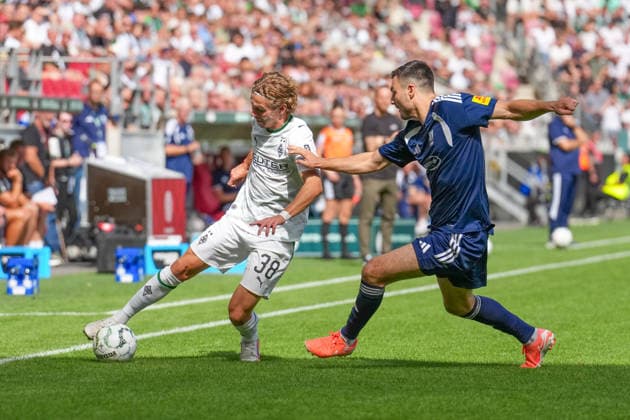 23.08.2026, xydrx, Fußball, DFB Pokal, TSV Schott Mainz - Borussia Mönchengladbach, Saison 2026 2027, MEWA Arena: Hugo Bolin (Borussia Moenchengladbach, 38) im Zweikampf gegen Nils Gans (TSV Schott Mainz, 5) DFB regulations prohibit any use of photographs as image sequences and or quasi-video. *** August 23, 2026, xydrx, Soccer, DFB Cup, TSV Schott Mainz vs. Borussia Mönchengladbach, 2026–2027 season, MEWA Arena, Hugo Bolin, Borussia Mönchengladbach, No. 38 in a tackle against Nils Gans of TSV Schott Mainz, 5. DFB regulations prohibit any use of photographs as image sequences and or quasi-video. Copyright: HMBxMedia YannisxDreimann