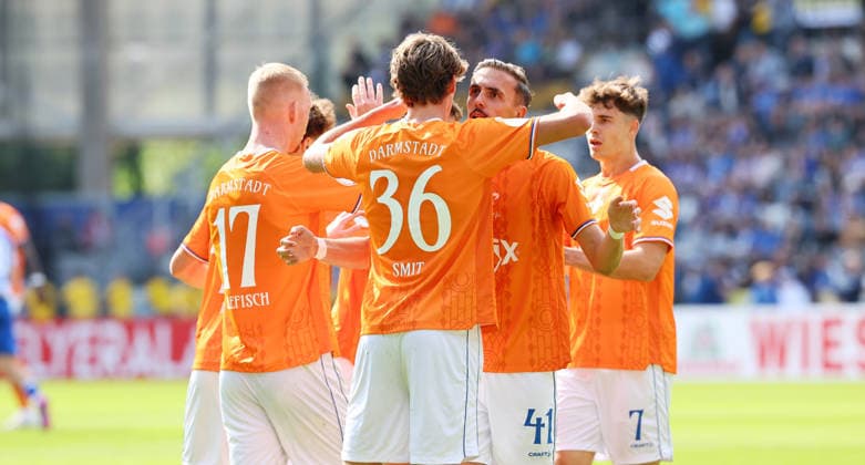 Jena - Darmstadt DFB Pokal Jena, 23.08.2026, Ernst-Abbe-Sportfeld, Fussball, DFB-Pokal, 1.Hauptrunde , FC Carl Zeiss Jena vs. SC Darmstadt 98 , Im Bild: Tor für Darmstadt. Milan Smit ( 36, Darmstadt) trifft zum 0:1 und jubelt mit den Teamkollegen. Lance Duijvestijn ( 41, Darmstadt). , Nur zur redaktionellen Nutzung. Only editorial use. , DFB regulations prohibit any use of photographs as image sequences and or quasi-video. , *** Jena vs. Darmstadt, DFB Cup, Jena, August 23, 2026, Ernst Abbe Sportfeld, Soccer, DFB Cup, First Round, FC Carl Zeiss Jena vs. SC Darmstadt 98, Pictured: Goal for Darmstadt by Milan Smit in the 36th minute, Darmstadt scores to make it 0–1 and celebrates with teammate Lance Duijvestijn at the 41st minute, Darmstadt, For editorial use only, DFB regulations prohibit any use of photographs as image sequences and or quasi-video, Picture Point
