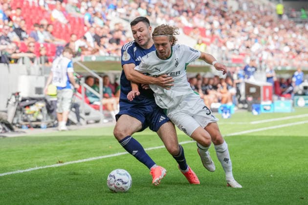 23.08.2026, xydrx, Fußball, DFB Pokal, TSV Schott Mainz - Borussia Mönchengladbach, Saison 2026 2027, MEWA Arena: Nils Gans (TSV Schott Mainz, 5) im Zweikampf gegen Hugo Bolin (Borussia Moenchengladbach, 38) DFB regulations prohibit any use of photographs as image sequences and or quasi-video. *** August 23, 2026, xydrx, Soccer, DFB Cup, TSV Schott Mainz vs. Borussia Mönchengladbach, 2026–2027 season, MEWA Arena, Nils Gans (TSV Schott Mainz) in a one-on-one battle against Hugo Bolin (Borussia Mönchengladbach), 38. DFB regulations prohibit any use of photographs as image sequences and or quasi-video. Copyright: HMBxMedia YannisxDreimann