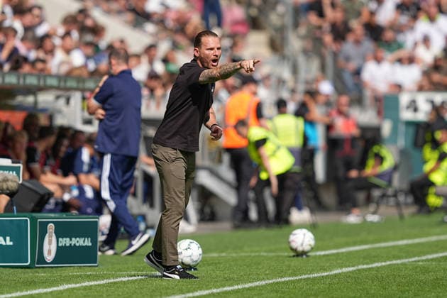 23.08.2026, xydrx, Fußball, DFB Pokal, TSV Schott Mainz - Borussia Mönchengladbach, Saison 2026 2027, MEWA Arena: Eugen Polanski (Cheftrainer Borussia Moenchengladbach) gibt gestikulierend Anweisungen DFB regulations prohibit any use of photographs as image sequences and or quasi-video. *** August 23, 2026, xydrx, Soccer, DFB Cup, TSV Schott Mainz vs. Borussia Mönchengladbach, 2026–2027 season, MEWA Arena: Eugen Polanski, head coach of Borussia Mönchengladbach, gives instructions while gesturing. DFB regulations prohibit any use of photographs as image sequences and or quasi-video. Copyright: HMBxMedia YannisxDreimann
