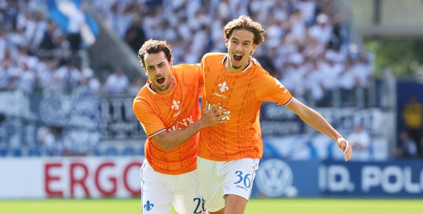 Jena - Darmstadt DFB Pokal Jena, 23.08.2026, Ernst-Abbe-Sportfeld, Fussball, DFB-Pokal, 1.Hauptrunde , FC Carl Zeiss Jena vs. SC Darmstadt 98 , Im Bild: Tor für Darmstadt. Milan Smit ( 36, Darmstadt) trifft zum 0:1 und jubelt mit den Teamkollegen. Christopher Lannert ( 28, Darmstadt). , Nur zur redaktionellen Nutzung. Only editorial use. , DFB regulations prohibit any use of photographs as image sequences and or quasi-video. , *** Jena vs. Darmstadt, DFB Cup, Jena, August 23, 2026, Ernst Abbe Sportfeld, Soccer, DFB Cup, First Round, FC Carl Zeiss Jena vs. SC Darmstadt 98, Pictured: Milan Smit scores for Darmstadt in the 36th minute, Darmstadt scores to make it 0–1 and celebrates with teammate Christopher Lannert (28), Darmstadt; For editorial use only; DFB regulations prohibit any use of photographs as image sequences and or quasi-video, Picture Point