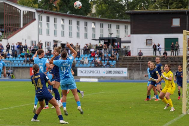 2026-08-23 ,FC Viktoria - SG 99 Andernach, Frauen, 2. Bundesliga, 3. Spieltag,Stadion Lichterfelde Gedränge im Straumraum von Andernach *** August 23, 2026, FC Viktoria SG 99 Andernach, Women s Team, 2nd Bundesliga, Matchday 3, Lichterfelde Stadium—Crowded in the penalty area in Andernach