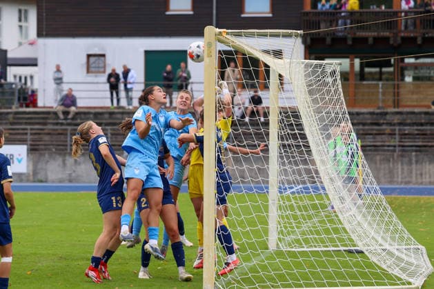2026-08-23 ,FC Viktoria - SG 99 Andernach, Frauen, 2. Bundesliga, 3.Spieltag, Stadion Lichterfelde Elena Bläser (SG 99 Andernach, 01) kann den Ball abwehren Berlin Berlin Germany *** August 23, 2026, FC Viktoria SG 99 Andernach, Women, 2. Bundesliga, Matchday 3, Lichterfelde Stadium: Elena Bläser (SG 99 Andernach, No. 1) blocks the ball. Berlin, Berlin, Germany