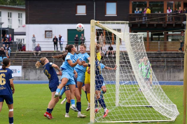 2026-08-23 ,FC Viktoria - SG 99 Andernach, Frauen, 2. Bundesliga, 3. Spieltag,Stadion Lichterfelde Elena Bläser (SG 99 Andernach, 01) kann den Kopfball abwehren *** August 23, 2026, FC Viktoria SG 99 Andernach, Women, 2. Bundesliga, Matchday 3, Lichterfelde Stadium: Elena Bläser (SG 99 Andernach, No. 01) blocks the header