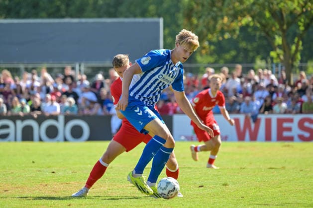 Luka Hyrylaeinen (1. FC Magdeburg, 38) mit Ball und im Duell mit Marin Stefotic (Bahlinger SC, 07) GER, Bahlinger SC vs 1. FC Magdeburg, Fussball, DFB-Pokal, 1. Hauptrunde, Saison 2026 2027, 23.08.2026 DFB REGULATIONS PROHIBIT ANY USE OF PHOTOGRAPHS AS IMAGE SEQUENCES AND OR QUASI-VIDEO GER, Bahlinger SC vs 1. FC Magdeburg, Fussball, DFB-Pokal, 1. Hauptrunde, Saison 2026 2027, 23.08.2026 Bahlingen *** Luka Hyrylaeinen of 1 FC Magdeburg, No. 38, with the ball and in a duel with Marin Stefotic of Bahlinger SC, No. 07 GER, Bahlinger SC vs. 1 FC Magdeburg, soccer, DFB Cup, 1st Round, 2026–2027 season, August 23, 2026 DFB regulations prohibit any use of photographs as image sequences and or quasi-video GER, Bahlinger SC vs. 1 FC Magdeburg, soccer, DFB Cup, 1st Main Round, 2026–2027 Season, August 23, 2026, Bahlingen Copyright: xEibner-Pressefotox EP_THS