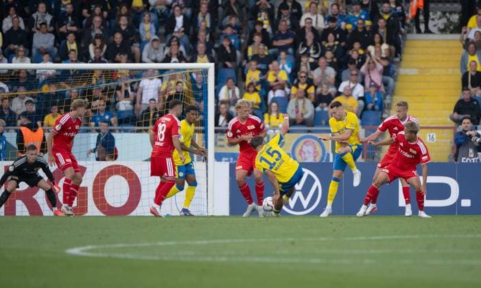 Fußball, Herren, Saison 2026 2027, DFB-Pokal (1. Runde), Eintracht Braunschweig - 1. FC Union Berlin, Max Marie (15 Braunschweig) erzielt das Tor zum 1:0 gegen Leopold Querfeld (1. FC Union Berlin) und Torwart Matheo Raab (1. FC Union Berlin) 23.08.2026, *** Soccer, Men s, 2026–2027 Season, DFB Cup First Round, Eintracht Braunschweig vs. 1. FC Union Berlin; Max Marie (15, Braunschweig) scores the 1–0 goal against Leopold Querfeld (1. FC Union Berlin) and goalkeeper Matheo Raab (1. FC Union Berlin) on August 23, 2026, Copyright: xMatthiasxKochx