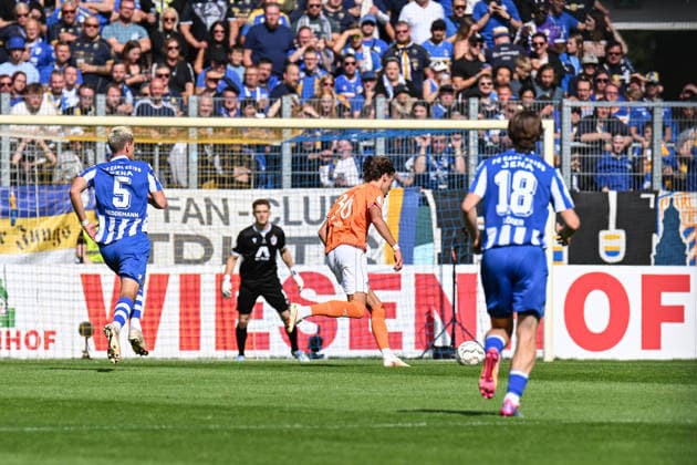 Fußball I Herren I Saison 2026-2027 I DFB-Pokal I FC Carl Zeiss Jena - SV Darmstadt 98 I 23.08.2026 Milan Smit (36, SV Darmstadt 98) zieht vor das Tor der Gastgaber und trifft zum 1:0 Jena Ernst-Abbe-Sportfeld, ad hoc Arena Thüringen Deutschland *** Soccer I Men s I 2026–2027 Season I DFB Cup I FC Carl Zeiss Jena vs. SV Darmstadt 98 I August 23, 2026 Milan Smit 36, SV Darmstadt 98 advances toward the hosts’ goal and scores to make it 1–0 at Jena’s Ernst Abbe Sportfeld, Ad Hoc Arena, Thuringia, Germany Copyright: xLobeca InesxHähnelx