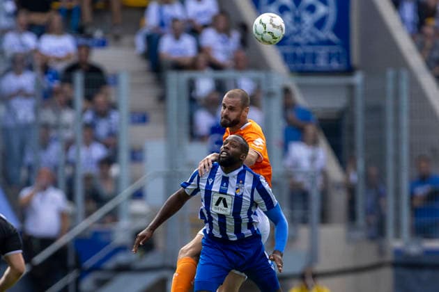 GER, Jena, Fussball, DFB-Pokal, 1. Hauptrunde, FC Carl-Zeiss Jena vs. SV Darmstadt 98 im Bild v.l.: Aleksandar Vukotic (SV Darmstadt 98 20), Manasse Eshele (FC Carl-Zeiss Jena 09), Zweikampf 22.08.2026, EINS Erzgebirgsstadion Aue DFB REGULATIONS PROHIBIT ANY USE OF PHOTOGRAPHS AS IMAGE SEQUENCES AND OR QUASI-VIDEO, *** GER, Jena, Soccer, DFB Cup, 1st Round, FC Carl Zeiss Jena vs. SV Darmstadt 98; pictured from left: Aleksandar Vukotic (SV Darmstadt 98) 20, Manasse Eshele, FC Carl Zeiss Jena 09, tackle, August 22, 2026, EINS Erzgebirgsstadion Aue. DFB regulations prohibit any use of photographs as image sequences and or quasi-video, Copyright: HMBxMedia PaulxFritz
