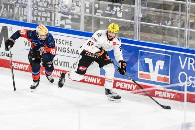 Nuernberg Ice Tigers vs. Loewen Frankfurt, Eishockey, Deutsche Eishockey Liga, Penny DEL, Vorbereitungsspiel, Gaeuboden Cup, Saison 2026 2027 am 23.08.2026 Maximilian Merkl (Nuernberg Ice Tigers), um Duell um den Puck mit Matthew Wedman (Loewen Frankfurt), Eishockey Herren, Deutsche Eishockey Liga, Penny DEL, Vorbereitungsspiel, Gaeuboden Cup, Saison 2026 2027 am 23.08.2026 im Eisstadion am Pulverturm, Nuernberg Ice Tigers (blau) gegen Loewen Frankfurt (weiss) *** Nuremberg Ice Tigers vs. Löwen Frankfurt, Ice Hockey, German Ice Hockey League, Penny DEL, Preseason Game, Gaeuboden Cup, 2026–2027 season on August 23, 2026, Maximilian Merkl of the Nuremberg Ice Tigers in a battle for the puck against Matthew Wedman of the Frankfurt Loewen, Men’s Ice Hockey, German Ice Hockey League, Penny DEL, preseason game, Gaeuboden Cup, 2026–2027 season on August 23, 2026, at the Eisstadion am Pulverturm, Nuremberg Ice Tigers (blue) vs. Loewen Frankfurt (white)
