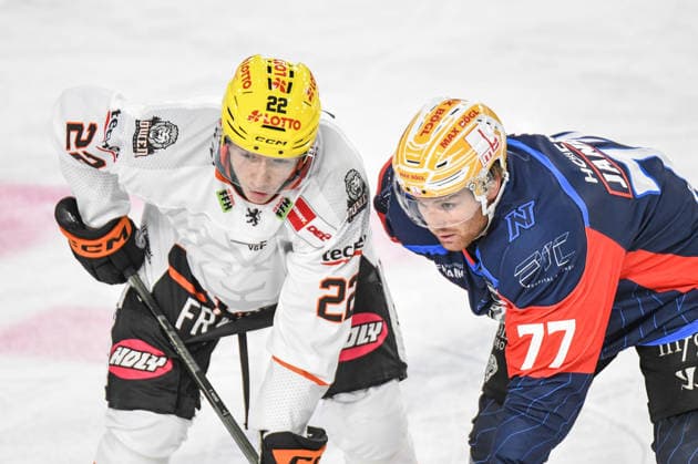 Nuernberg Ice Tigers vs. Loewen Frankfurt, Eishockey, Deutsche Eishockey Liga, Penny DEL, Vorbereitungsspiel, Gaeuboden Cup, Saison 2026 2027 am 23.08.2026 Chris Jandric (Nuernberg Ice Tigers), beim Bully mit Timo Kose (Loewen Frankfurt), Eishockey Herren, Deutsche Eishockey Liga, Penny DEL, Vorbereitungsspiel, Gaeuboden Cup, Saison 2026 2027 am 23.08.2026 im Eisstadion am Pulverturm, Nuernberg Ice Tigers (blau) gegen Loewen Frankfurt (weiss) *** Nuremberg Ice Tigers vs. Löwen Frankfurt, Ice Hockey, German Ice Hockey League, Penny DEL, Preseason Game, Gaeuboden Cup, 2026–2027 season on August 23, 2026, Chris Jandric of the Nuremberg Ice Tigers at the faceoff with Timo Kose of the Löwen Frankfurt, men’s ice hockey, German Ice Hockey League, Penny DEL, preseason game, Gaeuboden Cup, 2026–2027 season on August 23, 2026, at the Eisstadion am Pulverturm; Nuremberg Ice Tigers (blue) vs. Loewen Frankfurt (white)