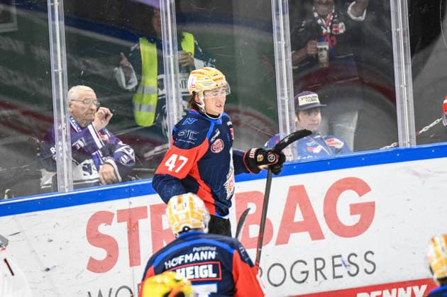 Nuernberg Ice Tigers vs. Loewen Frankfurt, Eishockey, Deutsche Eishockey Liga, Penny DEL, Vorbereitungsspiel, Gaeuboden Cup, Saison 2026 2027 am 23.08.2026 Owen Headrick (Nuernberg Ice Tigers) bejubelt seinen Treffer, Eishockey Herren, Deutsche Eishockey Liga, Penny DEL, Vorbereitungsspiel, Gaeuboden Cup, Saison 2026 2027 am 23.08.2026 im Eisstadion am Pulverturm, Nuernberg Ice Tigers (blau) gegen Loewen Frankfurt (weiss) *** Nuremberg Ice Tigers vs. Löwen Frankfurt, Ice Hockey, German Ice Hockey League, Penny DEL, Preseason Game, Gaeuboden Cup, 2026–2027 Season on August 23, 2026. Owen Headrick of the Nuremberg Ice Tigers celebrates his goal, Men s Ice Hockey, German Ice Hockey League, Penny DEL, Preseason Game, Gaeuboden Cup, 2026–2027 Season on August 23, 2026, at the Eisstadion am Pulverturm; Nuremberg Ice Tigers (blue) vs. Loewen Frankfurt (white)