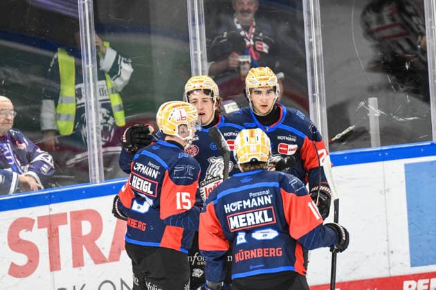 Nuernberg Ice Tigers vs. Loewen Frankfurt, Eishockey, Deutsche Eishockey Liga, Penny DEL, Vorbereitungsspiel, Gaeuboden Cup, Saison 2026 2027 am 23.08.2026 Owen Headrick (Nuernberg Ice Tigers) bejubelt mit seinem Team den Treffer, Eishockey Herren, Deutsche Eishockey Liga, Penny DEL, Vorbereitungsspiel, Gaeuboden Cup, Saison 2026 2027 am 23.08.2026 im Eisstadion am Pulverturm, Nuernberg Ice Tigers (blau) gegen Loewen Frankfurt (weiss) *** Nuremberg Ice Tigers vs. Löwen Frankfurt, Ice Hockey, German Ice Hockey League, Penny DEL, Preseason Game, Gaeuboden Cup, 2026–2027 Season on August 23, 2026. Owen Headrick of the Nuremberg Ice Tigers celebrates the goal with his team, Men’s Ice Hockey, German Ice Hockey League, Penny DEL, Preseason Game, Gaeuboden Cup, 2026–2027 Season on August 23, 2026, at the Eisstadion am Pulverturm; Nuremberg Ice Tigers (blue) vs. Löwen Frankfurt (white)