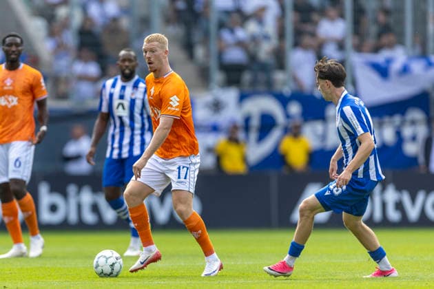 GER, Jena, Fussball, DFB-Pokal, 1. Hauptrunde, FC Carl-Zeiss Jena vs. SV Darmstadt 98 im Bild v.l.: Kai Klefisch (SV Darmstadt 98 17), Aktion mit Ball 22.08.2026, EINS Erzgebirgsstadion Aue DFB REGULATIONS PROHIBIT ANY USE OF PHOTOGRAPHS AS IMAGE SEQUENCES AND OR QUASI-VIDEO, *** GER, Jena, Soccer, DFB Cup, 1st Round, FC Carl Zeiss Jena vs. SV Darmstadt 98; pictured from left: Kai Klefisch (SV Darmstadt 98, No. 17), in action with the ball, August 22, 2026, EINS Erzgebirgsstadion, Aue. DFB regulations prohibit any use of photographs as image sequences and or quasi-video, Copyright: HMBxMedia PaulxFritz