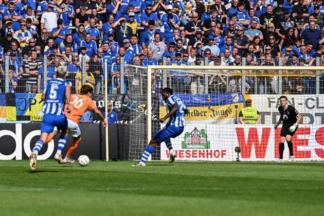 Fußball I Herren I Saison 2026-2027 I DFB-Pokal I FC Carl Zeiss Jena - SV Darmstadt 98 I 23.08.2026 Milan Smit (36, SV Darmstadt 98) tankt sich durch die Jenaer Reihen und trifft zum 1:0 aus Sicht der Gäste Jena Ernst-Abbe-Sportfeld, ad hoc Arena Thüringen Deutschland *** Soccer I Men’s I 2026–2027 Season I DFB Cup I FC Carl Zeiss Jena vs. SV Darmstadt 98 I August 23, 2026 Milan Smit 36, SV Darmstadt 98 breaks through the Jena defense and scores the 1–0 goal from the visitors’ perspective at Jena’s Ernst Abbe Sportfeld, ad hoc Arena, Thuringia, Germany Copyright: xLobeca InesxHähnelx