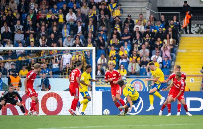 Fußball, Herren, Saison 2026 2027, DFB-Pokal (1. Runde), Eintracht Braunschweig - 1. FC Union Berlin, Max Marie (15 Braunschweig) erzielt das Tor zum 1:0 gegen Leopold Querfeld (1. FC Union Berlin) und Torwart Matheo Raab (1. FC Union Berlin) 23.08.2026, *** Soccer, Men s, 2026–2027 Season, DFB Cup First Round, Eintracht Braunschweig vs. 1. FC Union Berlin; Max Marie (No. 15) of Braunschweig scores the 1–0 goal against Leopold Querfeld of 1. FC Union Berlin and goalkeeper Matheo Raab of 1. FC Union Berlin on August 23, 2026, Copyright: xMatthiasxKochx
