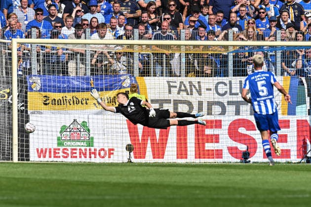 Fußball I Herren I Saison 2026-2027 I DFB-Pokal I FC Carl Zeiss Jena - SV Darmstadt 98 I 23.08.2026 Marius Liesegang (1, FC Carl Zeiss Jena) streckt sich, kann dennoch das 1:0 aus Sicht der Gäste aus Darmstadt nicht verhindern Jena Ernst-Abbe-Sportfeld, ad hoc Arena Thüringen Deutschland *** Soccer I Men s I 2026–2027 Season I DFB Cup I FC Carl Zeiss Jena vs. SV Darmstadt 98 I August 23, 2026 Marius Liesegang 1, FC Carl Zeiss Jena puts up a fight but is still unable to prevent a 1–0 loss against the visitors from Darmstadt at Jena’s Ernst Abbe Sportfeld, an ad hoc arena in Thuringia, Germany Copyright: xLobeca InesxHähnelx