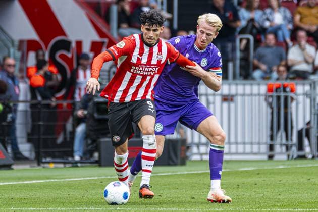 EINDHOVEN - Ricardo Pepi of PSV Eindhoven battles for possession with Thijmen Blokzijl of FC Groningen during the Eredivisie match between PSV Eindhoven and FC Groningen at the Philips Stadium on August 23, 2026, in Eindhoven, the Netherlands. KEVIN SENDERS ANP Eredivisie 2026 27 xVIxANPxSportx xMarcelxterxBalsxIVx 566104527 originalFilename: 566104527.jpg