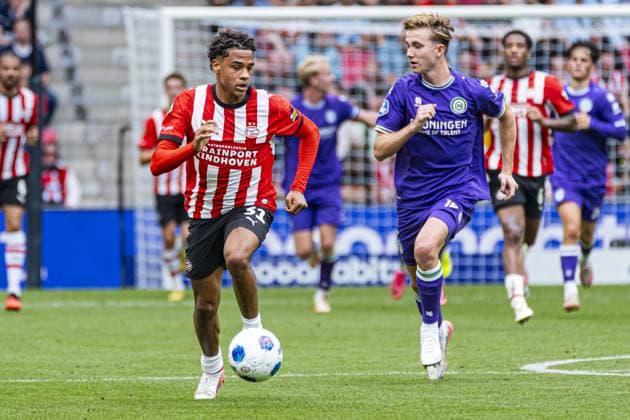 EINDHOVEN - Noah Fernandez of PSV Eindhoven runs with the ball during the Eredivisie match between PSV Eindhoven and FC Groningen at the Philips Stadium on August 23, 2026 in Eindhoven, the Netherlands. KEVIN SENDERS ANP Eredivisie 2026 27 xVIxANPxSportx xMarcelxterxBalsxIVx 566104543 originalFilename: 566104543.jpg