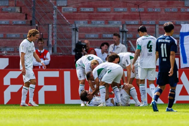 MAINZ, GERMANY - AUGUST 23: Isac Lidberg (Borussia Moenchengladbach, 3) celebrates scoring his team s second goal with teammates during the first-round match between TSV Schott Mainz vs. Borussia Moenchengladbach at MEWA Arena of the German Cup on August 23, 2026 in Mainz, Germany. DFL REGULATIONS PROHIBIT ANY USE OF PHOTOGRAPHS AS IMAGE SEQUENCES AND OR QUASI-VIDEO. Rhineland-Palatinate Germany Copyright: xStephanxHahnex
