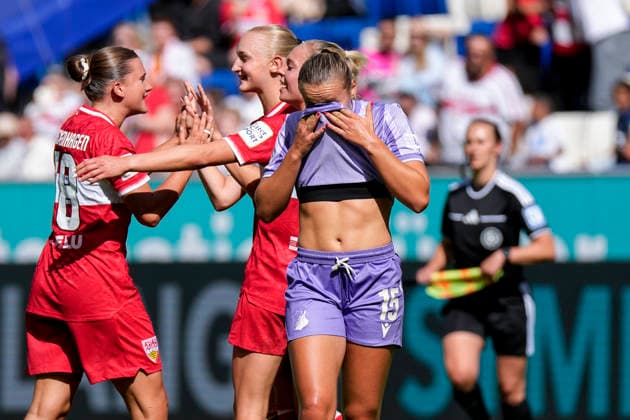 Martine Trollsas Fenger (TSG, 15), Spielerin, Spielerinnen der TSG 1899 Hoffenheim, enttäuscht über die Niederlage, Enttäuschung nach dem Schlusspfiff, Highlight, Verlierer, verloren, Frustration, disappointed, pessimistisch, 23.08.2026, Sinsheim (Deutschland), Fussball, Google Pixel Frauen-Bundesliga, TSG 1899 Hoffenheim - VfB Stuttgart, DFB DFL REGULATIONS PROHIBIT ANY USE OF PHOTOGRAPHS AS IMAGE SEQUENCES AND OR QUASI-VIDEO. *** Martine Trollsas Fenger TSG, 15, player, TSG 1899 Hoffenheim players, disappointed by the loss, disappointment after the final whistle, highlight, losers, lost, frustration, disappointed, pessimistic, August 23, 2026, Sinsheim, Germany, soccer, Google Pixel Women’s Bundesliga, TSG 1899 Hoffenheim vs. VfB Stuttgart, DFB and DFL regulations prohibit any use of photographs as image sequences and or quasi-video xozx