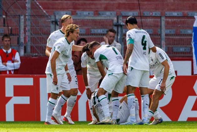 MAINZ, GERMANY - AUGUST 23: Isac Lidberg (Borussia Moenchengladbach, 3) celebrates scoring his team s second goal with teammates during the first-round match between TSV Schott Mainz vs. Borussia Moenchengladbach at MEWA Arena of the German Cup on August 23, 2026 in Mainz, Germany. DFL REGULATIONS PROHIBIT ANY USE OF PHOTOGRAPHS AS IMAGE SEQUENCES AND OR QUASI-VIDEO. Rhineland-Palatinate Germany Copyright: xStephanxHahnex