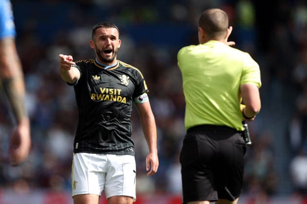 Brighton & Hove Albion v Aston Villa 23 August 2026 Brighton, Premier League Football - Brighton & Hove Albion v Aston Villa - John McGinn of Aston Villa appeals about a decision by referee Peter Bankes - (Photo by Mark Leech). Brighton UK *** Brighton Hove Albion gegen Aston Villa, 23. August 2026, Brighton, Premier League, Fußball: Brighton Hove Albion gegen Aston Villa – John McGinn von Aston Villa protestiert gegen eine Entscheidung von Schiedsrichter Peter Bankes. Foto: Mark Leech, Brighton, Großbritannien  Copyright: xMarkxLeechxOffside