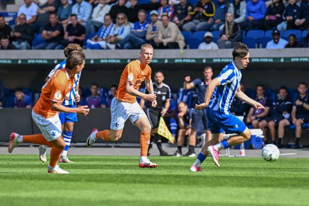 Fußball I Herren I Saison 2026-2027 I DFB-Pokal I FC Carl Zeiss Jena - SV Darmstadt 98 I 23.08.2026 Kai Klefisch (17, SV Darmstadt 98) (Mitte) nimmt die Verfolgung zu Emilio Munser (16, FC Carl Zeiss Jena) auf, der mit dem Ball davon stürmt Jena Ernst-Abbe-Sportfeld, ad hoc Arena Thüringen Deutschland *** Soccer I Men s I 2026–2027 Season I DFB Cup I FC Carl Zeiss Jena vs. SV Darmstadt 98 I August 23, 2026 Kai Klefisch 17, SV Darmstadt 98’s midfield closes in on Emilio Munser 16, of FC Carl Zeiss Jena, who is sprinting away with the ball at Jena’s Ernst Abbe Sportfeld, ad hoc Arena in Thuringia, Germany Copyright: xLobeca InesxHähnelx