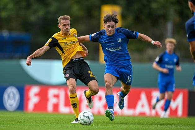 DFB Pokal 26 27 - Westfalia Rhynern - Dynamo Dresden am 23.08.2026 im LVM-Preußenstadion in Münster Niklas Hauptmann (Dresden) im Zweikampf gegen Keanu Diskau (Westfalia Rhynern) *** DFB Cup 26 27: Westfalia Rhynern vs. Dynamo Dresden on August 23, 2026, at the LVM Preußenstadion in Münster; Niklas Hauptmann of Dresden in a one-on-one battle against Keanu Diskau of Westfalia Rhynern MT