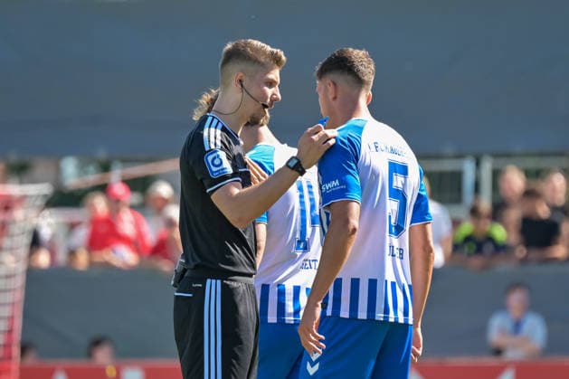 Felix Wagner (Schiedsrichter) spricht mit Tobias Mueller (1. FC Magdeburg, 05) GER, Bahlinger SC vs 1. FC Magdeburg, Fussball, DFB-Pokal, 1. Hauptrunde, Saison 2026 2027, 23.08.2026 DFB REGULATIONS PROHIBIT ANY USE OF PHOTOGRAPHS AS IMAGE SEQUENCES AND OR QUASI-VIDEO GER, Bahlinger SC vs 1. FC Magdeburg, Fussball, DFB-Pokal, 1. Hauptrunde, Saison 2026 2027, 23.08.2026 Bahlingen *** Referee Felix Wagner speaks with Tobias Mueller, 1 FC Magdeburg, 05 GER, Bahlinger SC vs. 1 FC Magdeburg, Soccer, DFB Cup, 1st Round, 2026–2027 Season, August 23, 2026 DFB regulations prohibit any use of photographs as image sequences and or quasi-video GER, Bahlinger SC vs. 1 FC Magdeburg, Soccer, DFB Cup, 1st Main Round, 2026–2027 Season, August 23, 2026, Bahlingen Copyright: xEibner-Pressefotox EP_THS