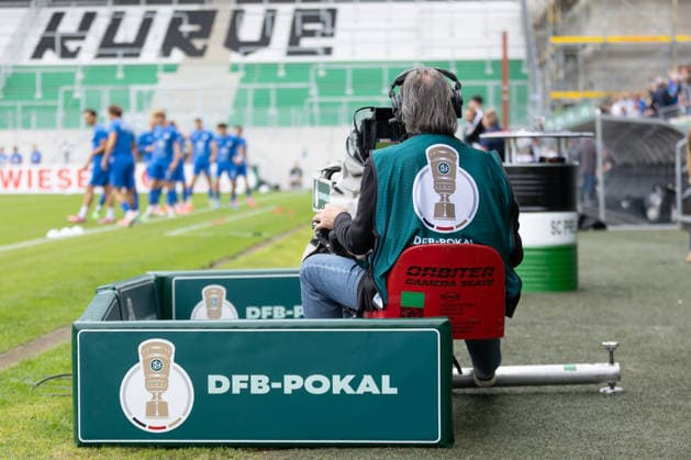 Münster, Deutschland 23. August 2026: DFB-Pokal - 2026 2027 - 1. Runde - SV Westfalia Rhynern gegen SG Dynamo Dresden Im Bild: Kameramann des Spiels DFL DFB regulations prohibit any use of photographs as image sequences and or quasi-video. LVM-Preußenstadion Nordrhein Westfalen *** Münster, Germany, August 23, 2026, 2026–2027 DFB Cup, First Round: SV Westfalia Rhynern vs. SG Dynamo Dresden. Pictured: the game’s cameraman. DFL and DFB regulations prohibit any use of photographs as image sequences and or quasi-video. LVM Preußenstadion, North Rhine-Westphalia Copyright: xFotostandx xZeisingx