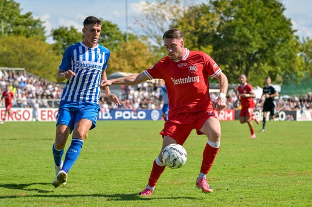 Marin Stefotic (Bahlinger SC, 07) am Ball vor Tobias Mueller (1. FC Magdeburg, 05) GER, Bahlinger SC vs 1. FC Magdeburg, Fussball, DFB-Pokal, 1. Hauptrunde, Saison 2026 2027, 23.08.2026 DFB REGULATIONS PROHIBIT ANY USE OF PHOTOGRAPHS AS IMAGE SEQUENCES AND OR QUASI-VIDEO GER, Bahlinger SC vs 1. FC Magdeburg, Fussball, DFB-Pokal, 1. Hauptrunde, Saison 2026 2027, 23.08.2026 Bahlingen *** Marin Stefotic (Bahlinger SC), No. 07, with the ball in front of Tobias Mueller (1 FC Magdeburg), No. 05, GER, Bahlinger SC vs. 1 FC Magdeburg, Soccer, DFB Cup, 1st Round, 2026–2027 Season, August 23, 2026 DFB regulations prohibit any use of photographs as image sequences and or quasi-video GER, Bahlinger SC vs. 1 FC Magdeburg, Soccer, DFB Cup, 1st Main Round, 2026–2027 Season, August 23, 2026, Bahlingen Copyright: xEibner-Pressefotox EP_THS