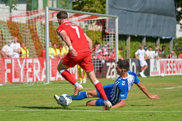 Tobias Mueller (1. FC Magdeburg, 05) graescht grätscht den Ball vor Marin Stefotic (Bahlinger SC, 07) weg GER, Bahlinger SC vs 1. FC Magdeburg, Fussball, DFB-Pokal, 1. Hauptrunde, Saison 2026 2027, 23.08.2026 DFB REGULATIONS PROHIBIT ANY USE OF PHOTOGRAPHS AS IMAGE SEQUENCES AND OR QUASI-VIDEO GER, Bahlinger SC vs 1. FC Magdeburg, Fussball, DFB-Pokal, 1. Hauptrunde, Saison 2026 2027, 23.08.2026 Bahlingen *** Tobias Mueller, 1 FC Magdeburg, No. 05, slides in to tackle the ball in front of Marin Stefotic, Bahlinger SC, No. 07, away (GER), Bahlinger SC vs. 1 FC Magdeburg, Soccer, DFB Cup, 1st Round, 2026–2027 Season, August 23, 2026 DFB regulations prohibit any use of photographs as image sequences and or quasi-video GER, Bahlinger SC vs. 1 FC Magdeburg, soccer, DFB Cup, 1st Main Round, 2026–2027 Season, August 23, 2026, Bahlingen Copyright: xEibner-Pressefotox EP_THS