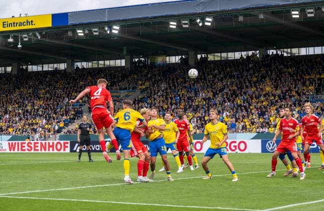 Fußball, Herren, Saison 2026 2027, DFB-Pokal (1. Runde), Eintracht Braunschweig - 1. FC Union Berlin, v. l. Zeno van den Bosch (1. FC Union Berlin) erzielt das Tor zum 1:1, 23.08.2026, *** Soccer, Men s, 2026–2027 Season, DFB Cup First Round, Eintracht Braunschweig vs. 1. FC Union Berlin; from left: Zeno van den Bosch of 1. FC Union Berlin scores the goal to tie the game at 1–1, August 23, 2026, Copyright: xMatthiasxKochx