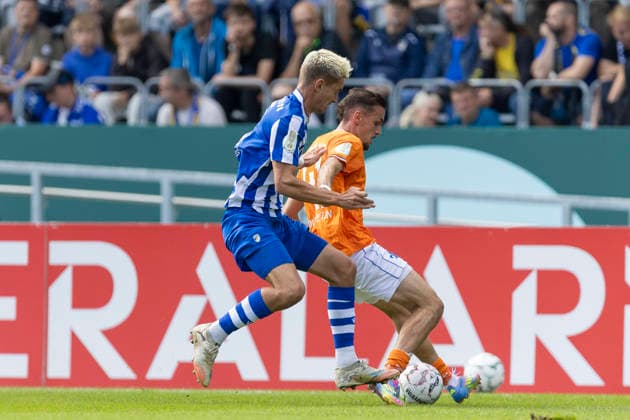 GER, Jena, Fussball, DFB-Pokal, 1. Hauptrunde, FC Carl-Zeiss Jena vs. SV Darmstadt 98 im Bild v.l.: Soeren Reddemann (FC Carl-Zeiss Jena 05), Lance Duijvestijn (SV Darmstadt 98 41), Zweikampf 22.08.2026, EINS Erzgebirgsstadion Aue DFB REGULATIONS PROHIBIT ANY USE OF PHOTOGRAPHS AS IMAGE SEQUENCES AND OR QUASI-VIDEO, *** GER, Jena, Soccer, DFB Cup, 1st Round, FC Carl Zeiss Jena vs. SV Darmstadt 98 (pictured, from left: Soeren Reddemann, FC Carl Zeiss Jena 05; Lance Duijvestijn, SV Darmstadt 98 41), Tackle August 22, 2026, EINS Erzgebirgsstadion Aue. DFB regulations prohibit any use of photographs as image sequences and or quasi-video, Copyright: HMBxMedia PaulxFritz