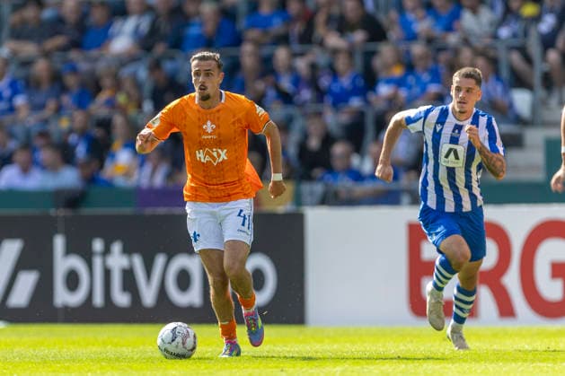 GER, Jena, Fussball, DFB-Pokal, 1. Hauptrunde, FC Carl-Zeiss Jena vs. SV Darmstadt 98 im Bild v.l.: Lance Duijvestijn (SV Darmstadt 98 41), Aktion mit Ball 22.08.2026, EINS Erzgebirgsstadion Aue DFB REGULATIONS PROHIBIT ANY USE OF PHOTOGRAPHS AS IMAGE SEQUENCES AND OR QUASI-VIDEO, *** GER, Jena, Soccer, DFB Cup, 1st Round, FC Carl Zeiss Jena vs. SV Darmstadt 98; pictured from left: Lance Duijvestijn (SV Darmstadt 98, No. 41), in action with the ball, August 22, 2026, EINS Erzgebirgsstadion, Aue. DFB regulations prohibit any use of photographs as image sequences and or quasi-video, Copyright: HMBxMedia PaulxFritz