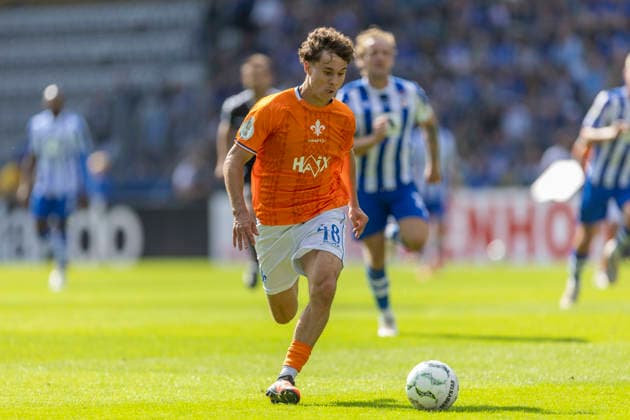 GER, Jena, Fussball, DFB-Pokal, 1. Hauptrunde, FC Carl-Zeiss Jena vs. SV Darmstadt 98 im Bild v.l.: Manolo Merx (SV Darmstadt 98 48), Aktion mit Ball 22.08.2026, EINS Erzgebirgsstadion Aue DFB REGULATIONS PROHIBIT ANY USE OF PHOTOGRAPHS AS IMAGE SEQUENCES AND OR QUASI-VIDEO, *** GER, Jena, Soccer, DFB Cup, 1st Round, FC Carl Zeiss Jena vs. SV Darmstadt 98; pictured from left: Manolo Merx (SV Darmstadt 98), 48, in action with the ball, August 22, 2026, EINS Erzgebirgsstadion, Aue. DFB regulations prohibit any use of photographs as image sequences and or quasi-video, Copyright: HMBxMedia PaulxFritz