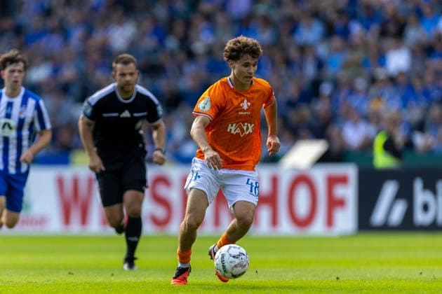 GER, Jena, Fussball, DFB-Pokal, 1. Hauptrunde, FC Carl-Zeiss Jena vs. SV Darmstadt 98 im Bild v.l.: Manolo Merx (SV Darmstadt 98 48), Aktion mit Ball 22.08.2026, EINS Erzgebirgsstadion Aue DFB REGULATIONS PROHIBIT ANY USE OF PHOTOGRAPHS AS IMAGE SEQUENCES AND OR QUASI-VIDEO, *** GER, Jena, Soccer, DFB Cup, 1st Round, FC Carl Zeiss Jena vs. SV Darmstadt 98; pictured from left: Manolo Merx (SV Darmstadt 98 48), in action with the ball, August 22, 2026, EINS Erzgebirgsstadion, Aue. DFB regulations prohibit any use of photographs as image sequences and or quasi-video, Copyright: HMBxMedia PaulxFritz