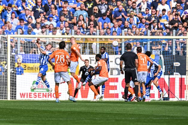 Fußball I Herren I Saison 2026-2027 I DFB-Pokal I FC Carl Zeiss Jena - SV Darmstadt 98 I 23.08.2026 Gefährliche Torraumszene, Kai Klefisch (17, SV Darmstadt 98) spring zum Kopfball hoch Jena Ernst-Abbe-Sportfeld, ad hoc Arena Thüringen Deutschland *** Soccer I Men s Team I 2026–2027 Season I DFB Cup I FC Carl Zeiss Jena vs. SV Darmstadt 98 I August 23, 2026 Dangerous moment in front of the goal, Kai Klefisch 17, SV Darmstadt 98 jumps up for a header at Jena’s Ernst Abbe Sportfeld, ad hoc Arena, Thuringia, Germany Copyright: xLobeca InesxHähnelx