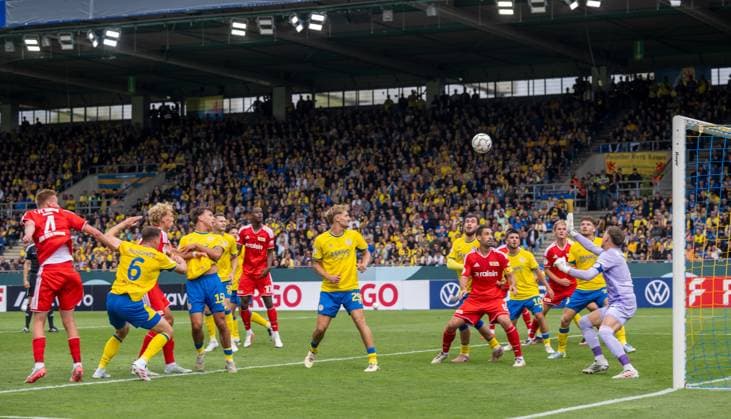 Fußball, Herren, Saison 2026 2027, DFB-Pokal (1. Runde), Eintracht Braunschweig - 1. FC Union Berlin, v. l. Zeno van den Bosch (1. FC Union Berlin) erzielt das Tor zum 1:1 gegen Torwart Ron-Thorben Hoffmann (Braunschweig), 23.08.2026, *** Soccer, Men s, 2026–2027 Season, DFB Cup First Round, Eintracht Braunschweig vs. 1. FC Union Berlin; from left: Zeno van den Bosch of 1. FC Union Berlin scores the goal to tie the game 1–1 against Braunschweig goalkeeper Ron Thorben Hoffmann, August 23, 2026, Copyright: xMatthiasxKochx
