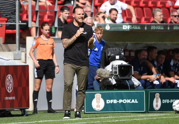 23.08.2026, xhbx, Fussball DFB Pokal 1.Runde, TSV Schott Mainz - Borussia Mönchengladbach v.l. Trainer Eugen Polanski (Borussia Mönchengladbach) Mainz *** August 23, 2026, xhbx, Soccer DFB Cup First Round, TSV Schott Mainz vs. Borussia Mönchengladbach; Coach: Eugen Polanski, Borussia Mönchengladbach vs. Mainz
