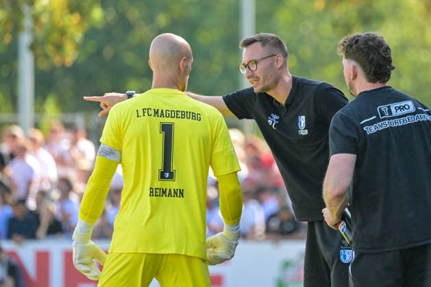 Pascal Ibold (1. FC Magdeburg, Trainer) spricht mit Dominik Reimann (1. FC Magdeburg, 01) GER, Bahlinger SC vs 1. FC Magdeburg, Fussball, DFB-Pokal, 1. Hauptrunde, Saison 2026 2027, 23.08.2026 DFB REGULATIONS PROHIBIT ANY USE OF PHOTOGRAPHS AS IMAGE SEQUENCES AND OR QUASI-VIDEO GER, Bahlinger SC vs 1. FC Magdeburg, Fussball, DFB-Pokal, 1. Hauptrunde, Saison 2026 2027, 23.08.2026 Bahlingen *** Pascal Ibold, 1 FC Magdeburg coach, speaks with Dominik Reimann, 1 FC Magdeburg, 01 GER, Bahlinger SC vs. 1 FC Magdeburg, soccer, DFB Cup, 1st round, 2026–2027 season, August 23, 2026 DFB regulations prohibit any use of photographs as image sequences and or quasi-video GER, Bahlinger SC vs. 1 FC Magdeburg, soccer, DFB Cup, 1st Main Round, 2026–2027 Season, August 23, 2026, Bahlingen Copyright: xEibner-Pressefotox EP_THS