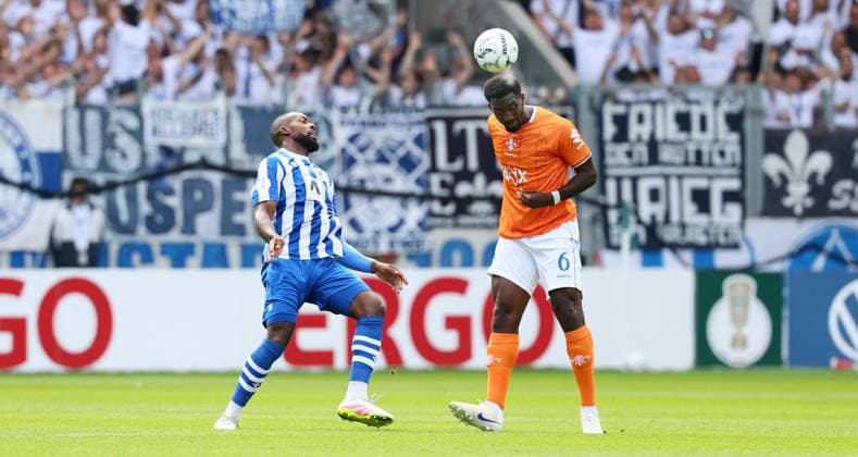 Jena - Darmstadt DFB Pokal Jena, 23.08.2026, Ernst-Abbe-Sportfeld, Fussball, DFB-Pokal, 1.Hauptrunde , FC Carl Zeiss Jena vs. SC Darmstadt 98 , Im Bild von links: Manasse Eshele (9, Jena), Patric Pfeiffer ( 6, Darmstadt). , Nur zur redaktionellen Nutzung. Only editorial use. , DFB regulations prohibit any use of photographs as image sequences and or quasi-video. , *** Jena Darmstadt DFB Cup Jena, August 23, 2026, Ernst Abbe Sportfeld, Soccer, DFB Cup, 1st Round, FC Carl Zeiss Jena vs. SC Darmstadt 98, Pictured from left: Manasse Eshele 9, Jena, Patric Pfeiffer 6, Darmstadt; For editorial use only; DFB regulations prohibit any use of photographs as image sequences and or quasi-video; Picture Point